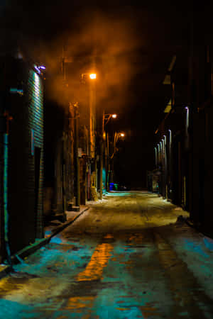 夜晚積雪的城市小巷，被橙色路燈和藍色霓虹反射照亮。 — 2:3 壁紙
