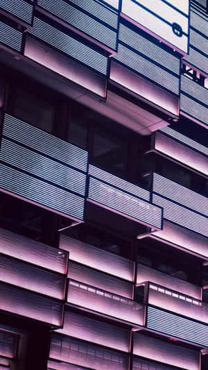 夜晚現代建築物外牆，帶有發光的紫色和白色水平燈光。 — 紫色 壁紙