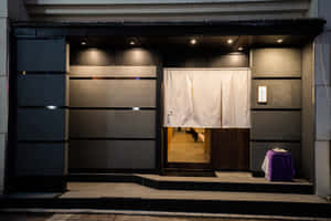 夜晚日本餐廳入口，發光暖簾和紫色桌布。 — 日本 壁紙