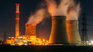 夜間發電廠，發光的塔樓和蒸汽升入黑暗的天空。 — 電力 壁紙