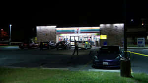夜晚在7-Eleven商店的警員和警車，附有封鎖膠帶。 — 7-ELEVEN 壁紙
