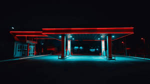 夜晚的現代加油站，被紅色和藍色霓虹燈照亮。 — 加油站 壁紙