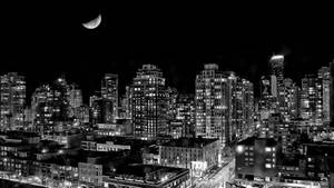 黑白城市天際線夜景，新月在亮燈的建築物上方。 — 城市風景 壁紙