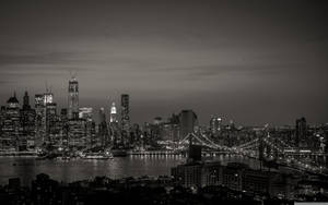 紐約市天際線的夜晚黑白景觀，有燈光建築和橋樑。 — 紐約 壁紙
