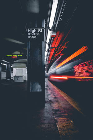一列地鐵在黑暗的車站中疾馳，留下紅色光跡。 — 紐約 壁紙