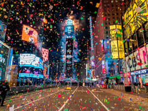 時代廣場除夕慶祝活動，有五彩紙屑和明亮的廣告牌。 — 新年快樂 壁紙