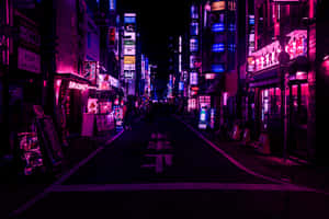 夜晚的東京小巷，霓虹燈照亮，招牌發光，路面潮濕。 — 日式 壁紙