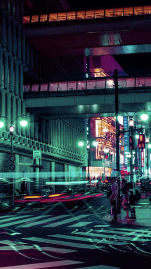 在繁忙的東京夜景中，行人於發光的霓虹斑馬線旁等候。 — 賽博龐克城市 壁紙