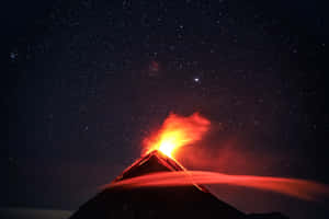 星空下，夜晚噴發的火山，伴隨著熾熱的熔岩和發光的灰燼。 — MacBook Pro M4 壁紙