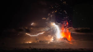 夜晚火山爆發，伴隨閃電和熾熱熔岩。 — 智利 壁紙