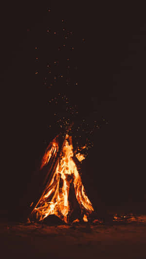 夜晚的營火，火花向上飛舞。 — 暮光 壁紙