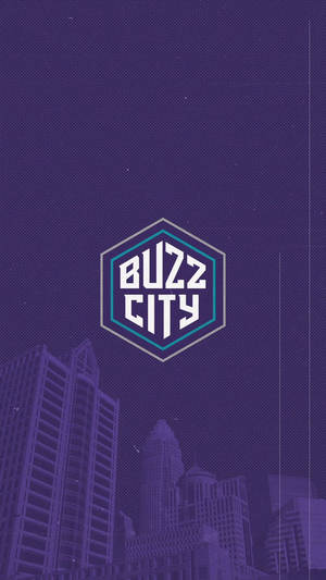 夜晚的紫色城市天際線，中央有一個六邊形Buzz City標誌。 — 亞特蘭大老鷹 壁紙