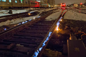 夜晚在雪和發光火花中焊接的鐵路軌道。 — 攝影 壁紙
