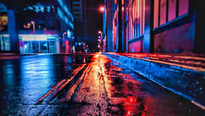 雨濕的城市街道在夜晚閃爍著霓虹燈光。 — 夜景城市 壁紙