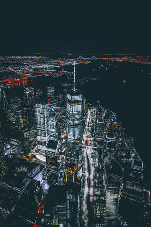 夜晚空中俯瞰密集的城市，明亮的燈光與河流 — 紐約 壁紙