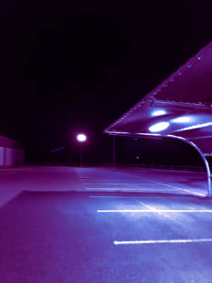 夜晚空無一人的停車場，在紫色和藍色人造燈光下。 — 街頭 壁紙