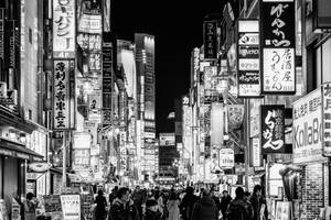 夜晚擁擠的東京街道黑白照片，帶有發光招牌。 — 日式 壁紙