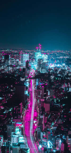 未來城市夜景，建築物和道路上閃爍著粉紅和藍色霓虹燈。 — iPhone 16 壁紙
