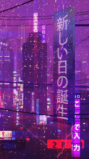 紫色霓虹燈照亮的城市景觀，日文文字招牌在夜雨中發光。 — 復古90年代風格 壁紙