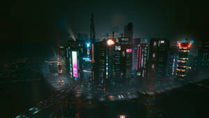 夜晚的未來城市，帶有發光的霓虹燈標誌和雨水濕滑的街道。 — 賽博龐克城市 壁紙