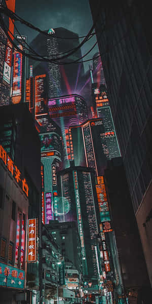 繁華城市夜晚中，霓虹燈照亮的高聳摩天大樓，帶有發光招牌和架空電線。 — 18:9 壁紙