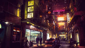 夜晚市區小巷，有發光霓虹招牌和行人。 — 賽博龐克城市 壁紙