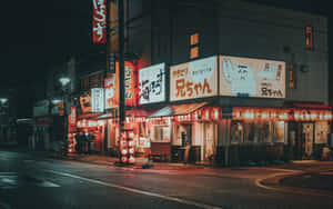 日本夜晚的街道，發光招牌和燈籠在濕漉漉的路面上。 — 藍色美學電腦 壁紙