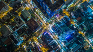 夜晚鳥瞰一個閃爍著霓虹燈光的城市。 — 唐人街 壁紙