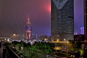 夜晚的上海天際線，燈光璀璨的塔樓和霧氣瀰漫的氛圍。 — 城市 壁紙