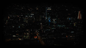 密集的城市天際線夜間航拍，建築物和街道閃閃發光。 — 夜景城市 壁紙