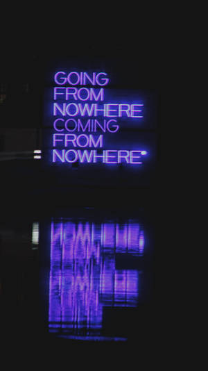 夜間倒映在水面上的紫色霓虹燈牌，上面寫著「Going from nowhere coming from nowhere」。 — 霓虹美學 壁紙