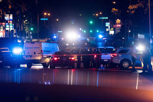 城市街道上的夜間犯罪現場，警員和車輛。 — 城市 壁紙