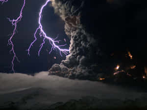 夜間火山爆發，閃電照亮火山灰雲。 — 閃電麥坤 壁紙