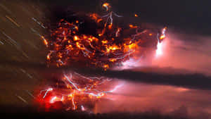 夜間火山爆發伴隨閃電和星軌 — 光線 壁紙