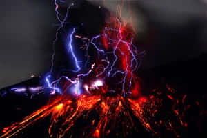 火山爆發，紅色熔岩和藍色閃電映襯著黑暗的夜空。 — 光線 壁紙