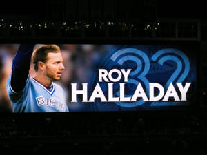 體育館螢幕以他的名字和32號向Roy Halladay致敬。 — 多倫多藍鳥隊 壁紙