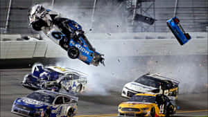 NASCAR賽車在夜間撞車事故中相撞並翻滾。 — 賽車 壁紙
