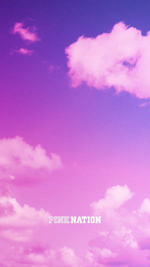 漸變天空中的粉紅色和紫色雲彩，帶有文字 pink nation。 — 雲朵 GIF 壁紙