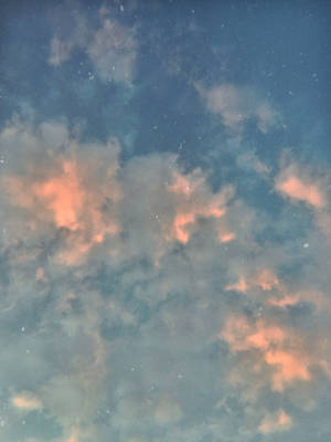 柔和的藍色和蜜桃色雲朵在星空暮色中發光。 — 黃昏 壁紙
