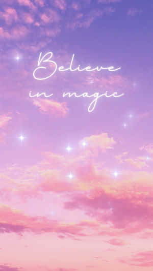 粉紅和紫色天空，星星和文字「believe in magic」 — 暮光 壁紙