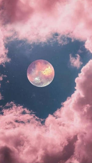 粉紅月亮在繁星點點的夜空中透過雲層發光 — 粉紅色 壁紙