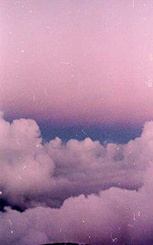 紫色天空，柔軟雲朵，復古底片顆粒紋理。 — 薰衣草 壁紙