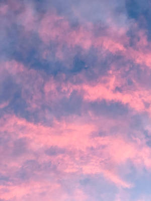粉紅色和藍色雲彩在暮光天空中發光 — 3:4 壁紙