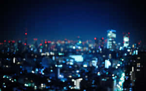 夜晚的城市燈光模糊成發光球體，映襯著黑暗的天空。 — 城市燈光 壁紙