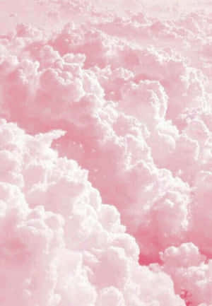 柔和的粉彩粉紅色雲朵漂浮在溫柔的天空中 — 淺粉色調 壁紙