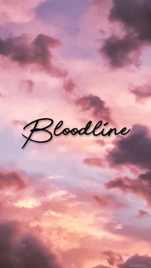 黃昏時分粉紅色、紫色和橙色的雲彩，中間用草書寫著Bloodline。 — Tumblr iPhone 壁紙