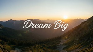 山谷上的夕陽與勵志文字 Dream Big — 1280x720 壁紙