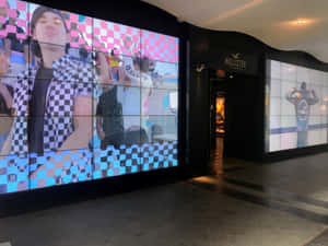 Hollister商店入口與數位格子螢幕（購物中心） — 4:3 壁紙