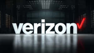 黑暗倉庫中發光的Verizon標誌，反射地板 — 威訊 壁紙