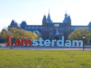 國立博物館前的 I amsterdam 標誌，配以綠色草坪和樹木 — 博物館 壁紙